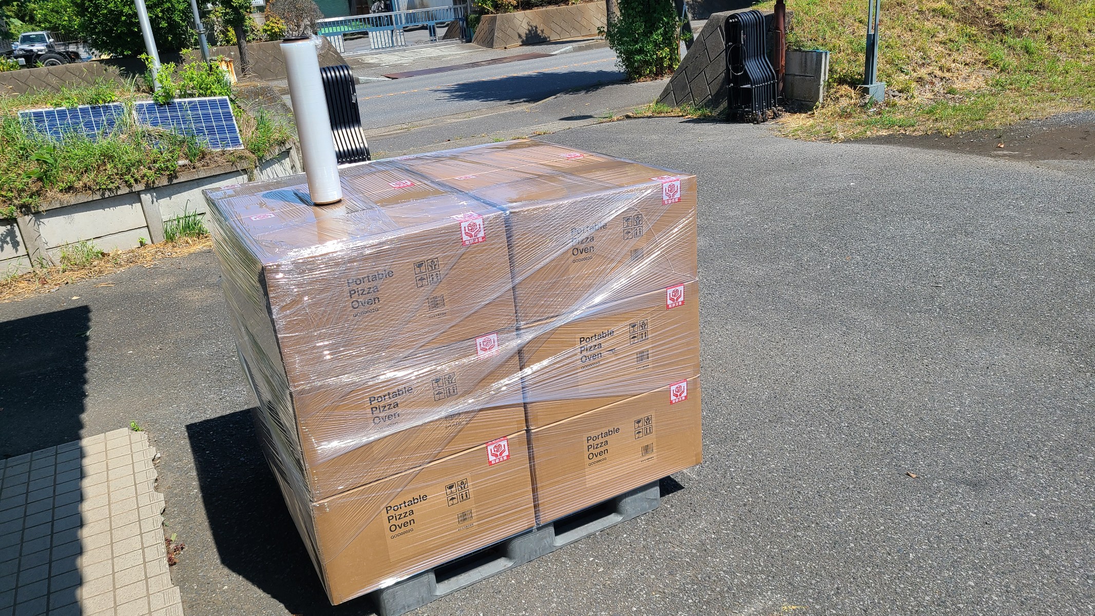 荷物が落ちないようにラップを巻く　🌀🌀　