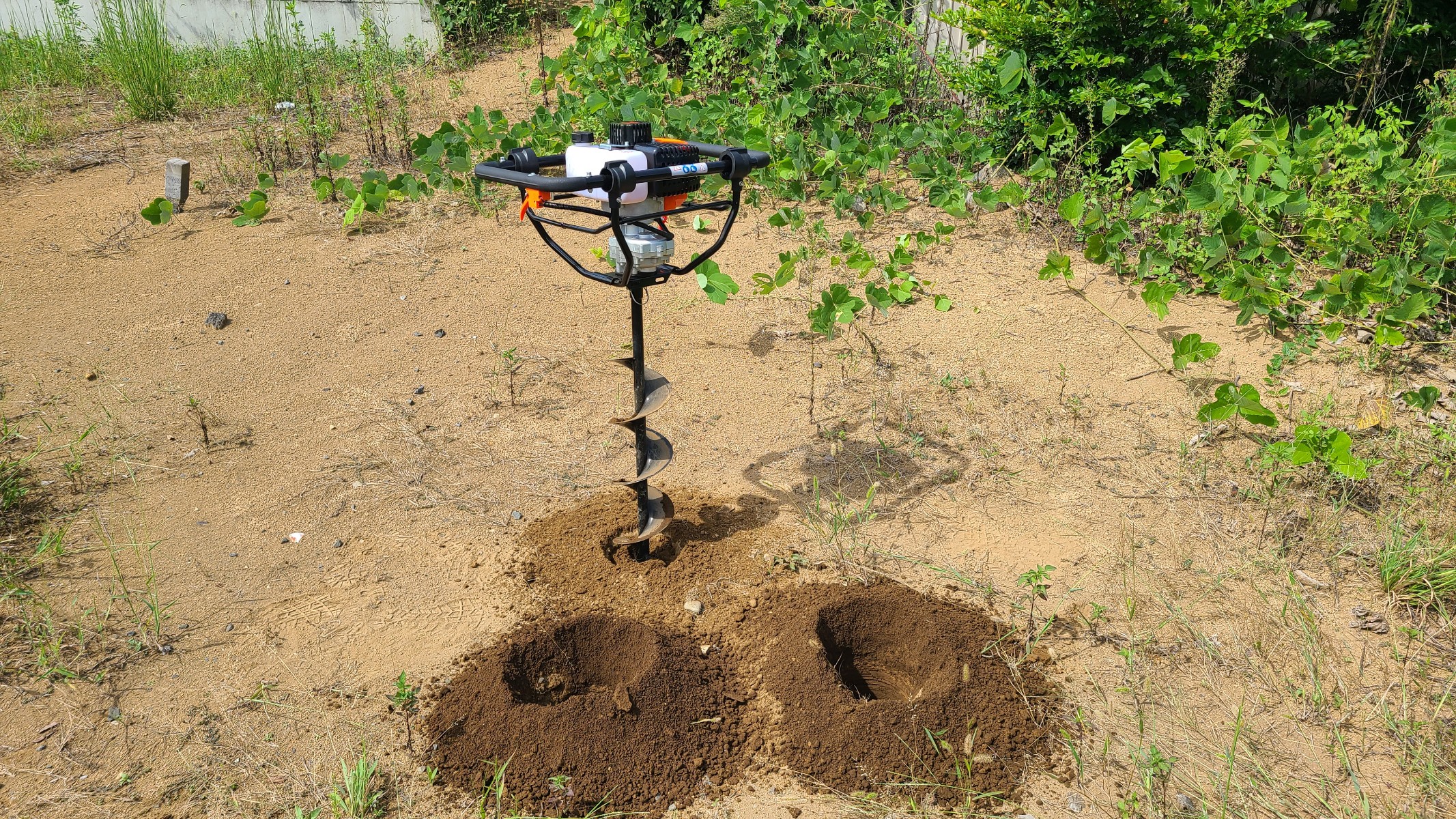 簡単にな穴を掘る機械です　⛏️⛏️⛏️　