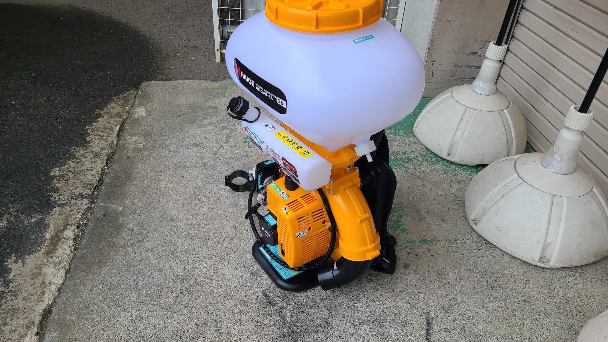 2サイクルエンジン散布機　白煙モクモク　